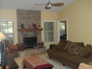 living room foyer before2_homeadvisor
